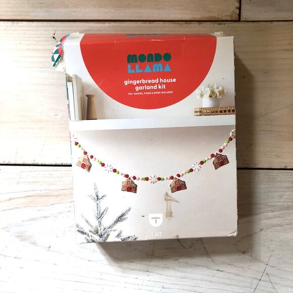 Mondo Llama NIB (Box Ripped) Gingerbread House Garland Kit - Picture 1 of 3